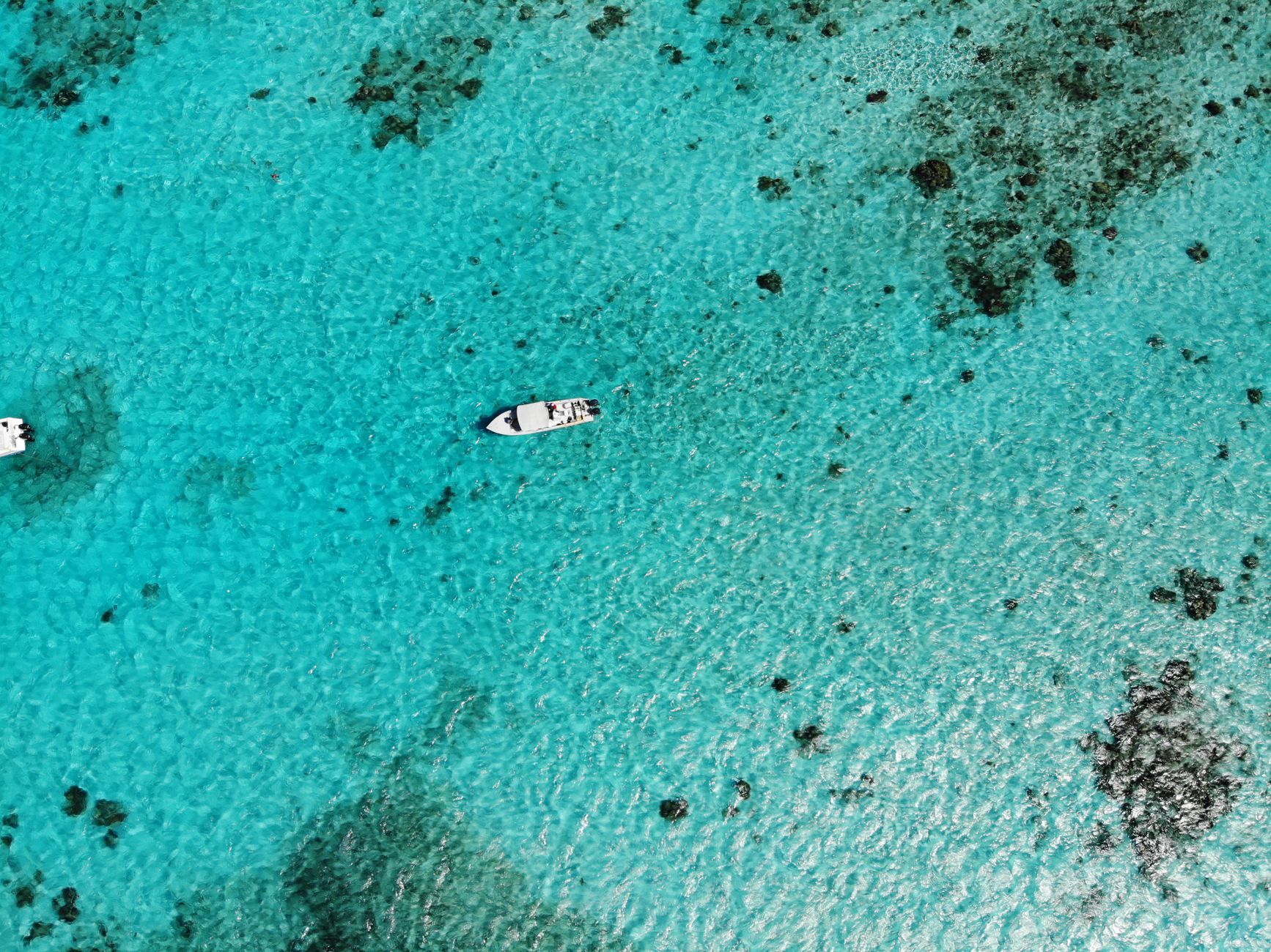 מבט אווירי על ה-Blue Hole העגול והכחול על השונית של בליז