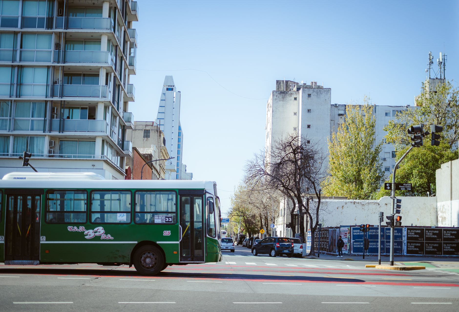 אוטובוס עירוני צבעוני בתחנה עמוסה בעיר בדרום אמריקה