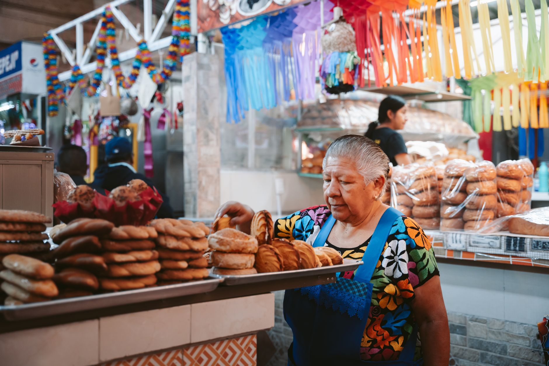 דוכן טאקוס רחוב צבעוני בשוק מקומי במקסיקו