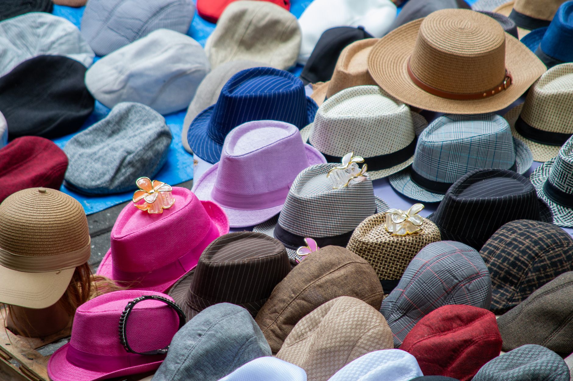 דוכן שוק מקומי צבעוני בפנמה סיטי